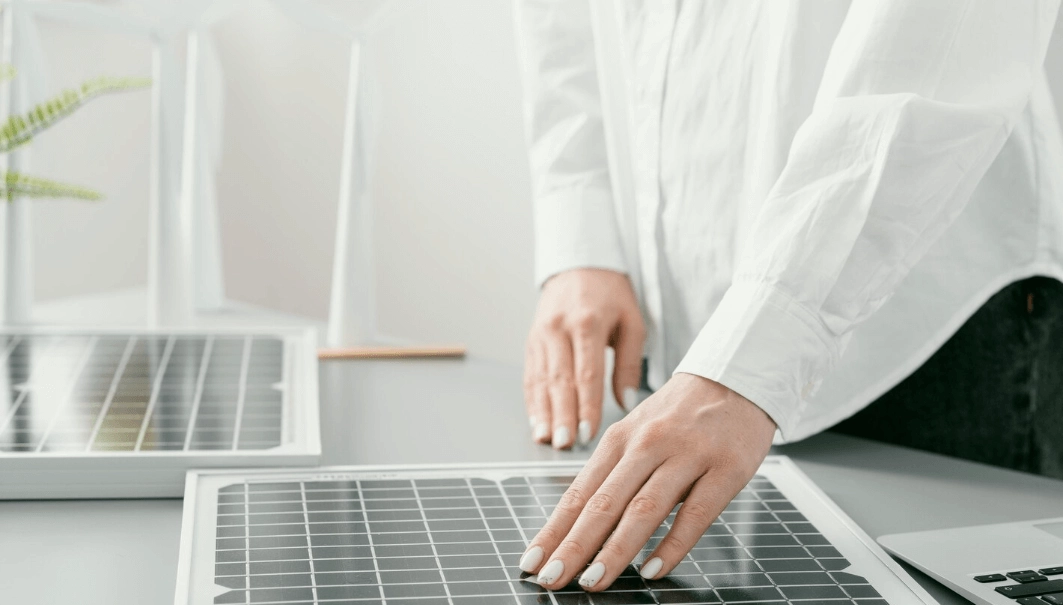 企業評估綠能設備與表後儲能方案，進行科技儲能減碳旗艦計畫補助申請之規劃流程。