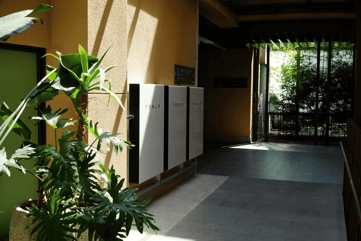 Tesla Powerwall 飯店節能案例：宜蘭力麗威斯汀透過「削峰填谷」技術實現 30%~43% 電費降幅，落實 ESG 公司治理